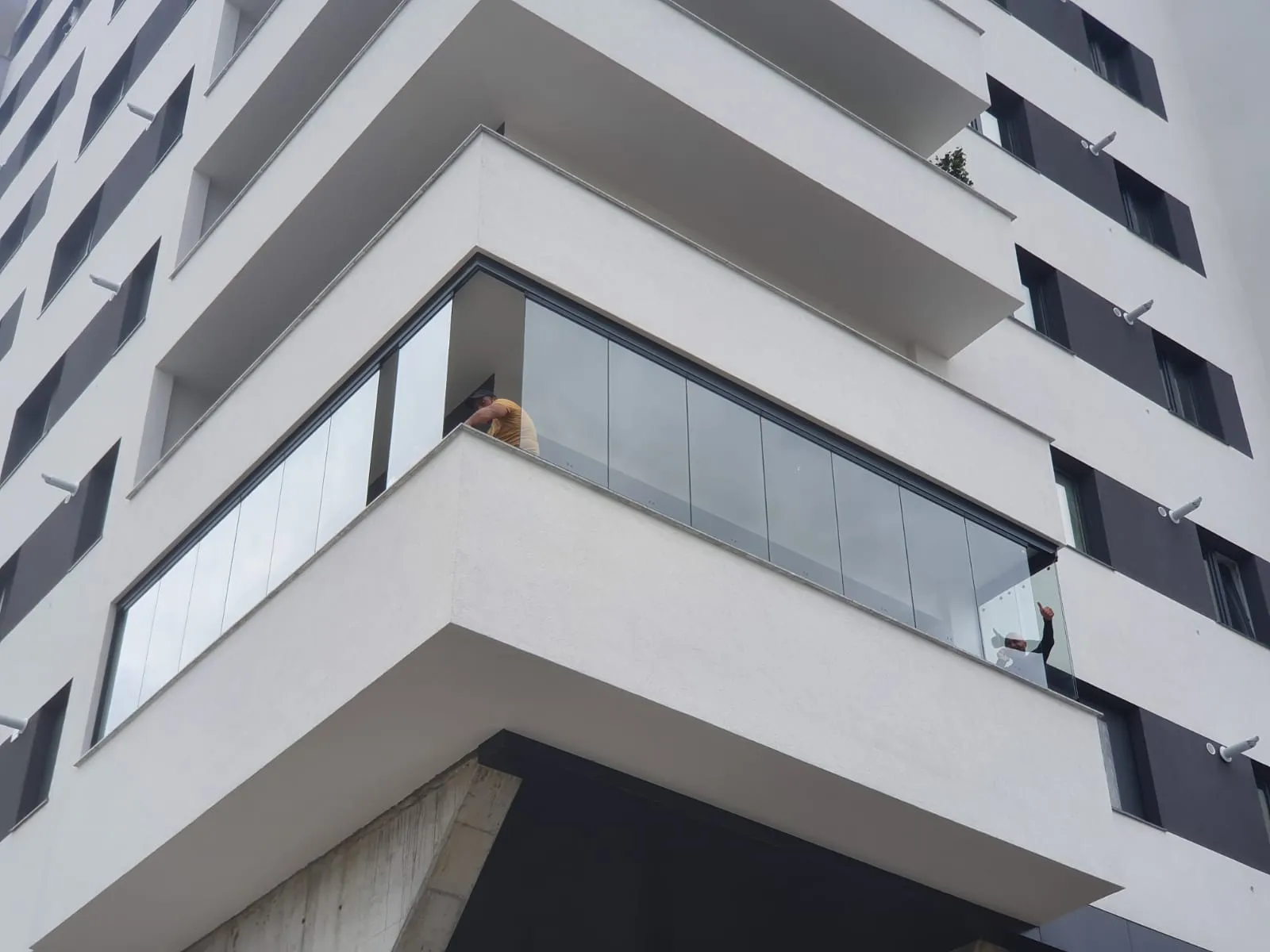 Balustradă exterioară din sticlă fumurie la balconul unei case