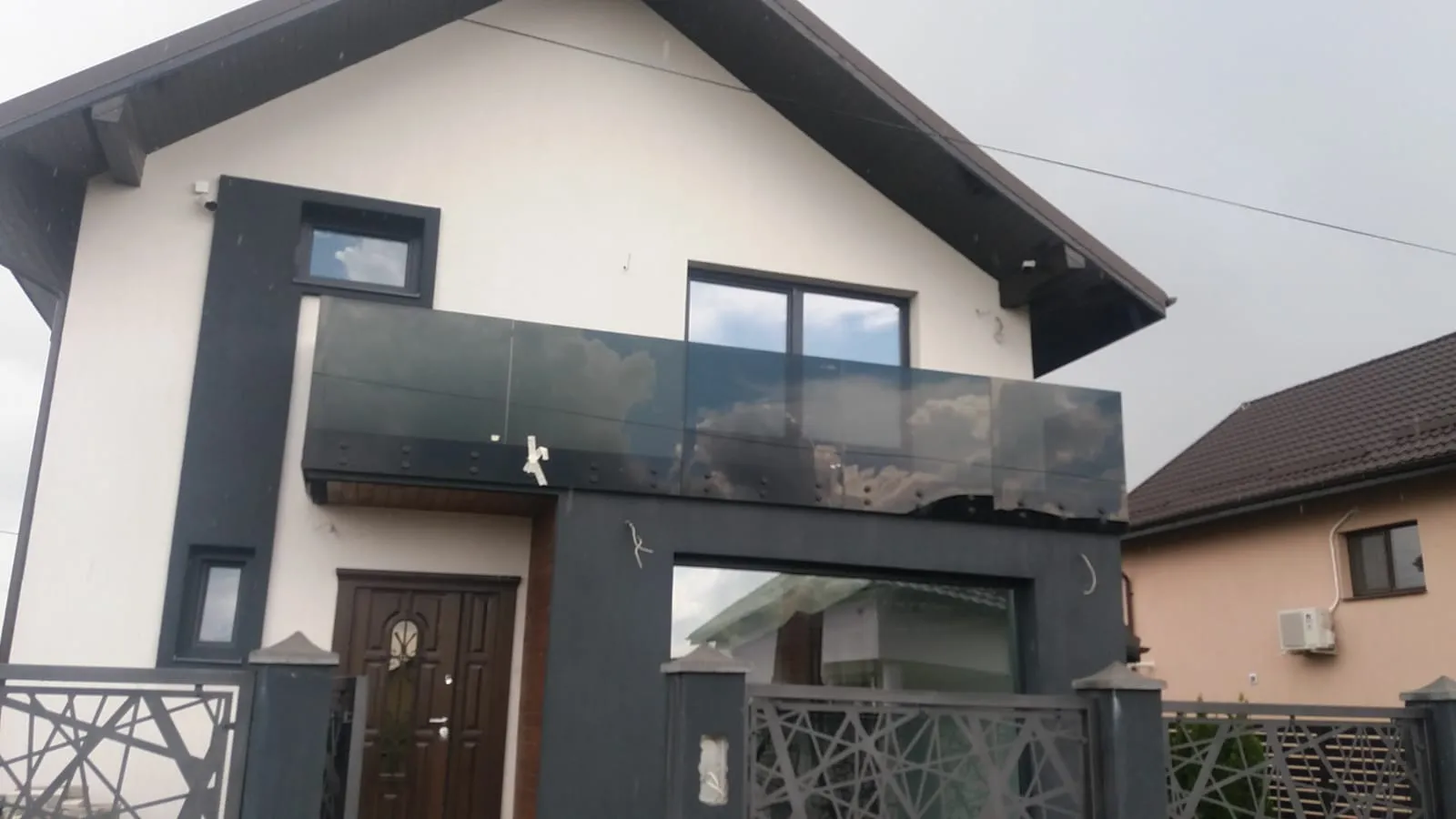 Balcon de bloc închis cu panouri de sticlă securizată frameless, vedere panoramică
