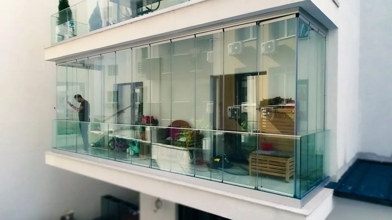 Balcon închis cu sistem glisant din sticlă securizată frameless, lucrare TermopanEST în București